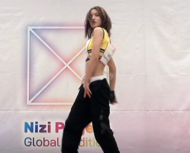 Niziu(ニジュー)マコ私服や衣装でいつもズボンなのはなぜ？怪我してる説も？